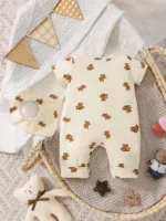 ⁦Newborn Baby Boy Bear Print Jumpsuit & Bib⁩ - الصورة ⁦2⁩