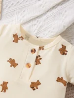 ⁦Newborn Baby Boy Bear Print Jumpsuit & Bib⁩ - الصورة ⁦3⁩
